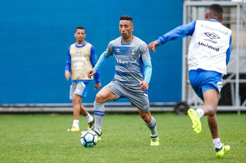 Kannemann volta a treinar e deve reforçar o Grêmio no jogo contra o Cruzeiro