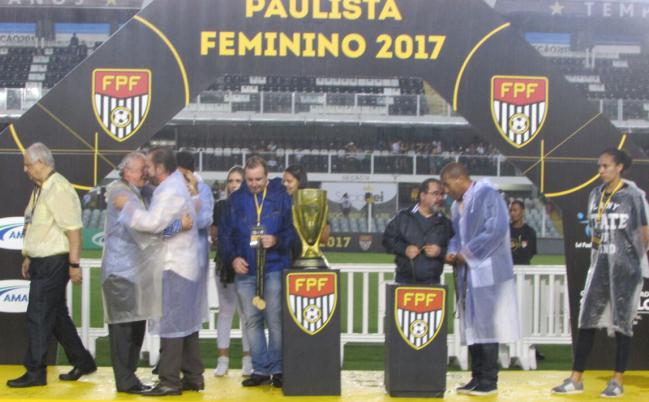 Dirigentes da Federação Paulista no pódium de premiação da Paulista Feminino na Vila Belmiro