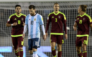 Pressionado por má fase, Messi tem de 'carregar Argentina nos ombros'