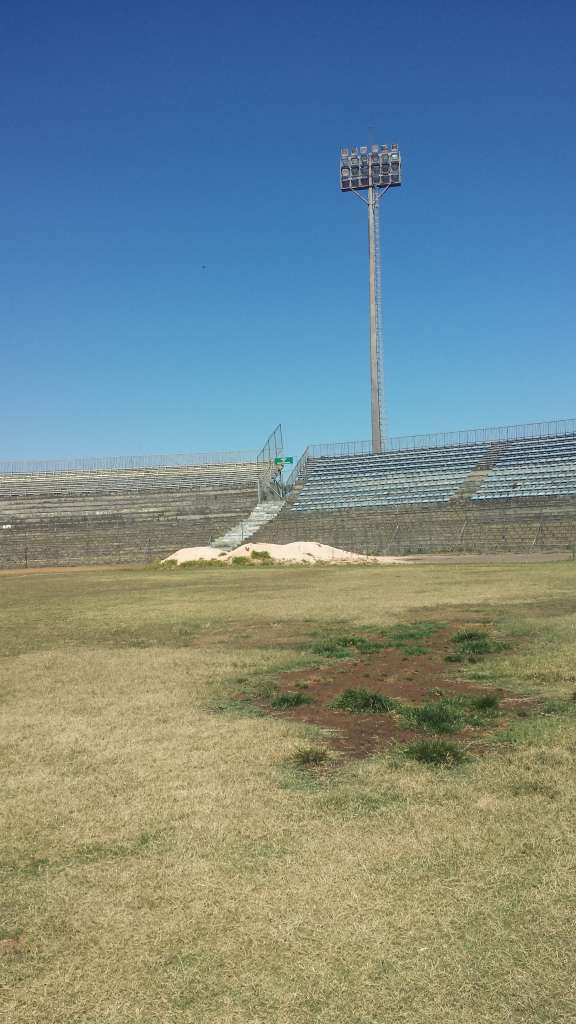 Estádio Serejão em estado lastimável (Foto: Sérgio Porto)