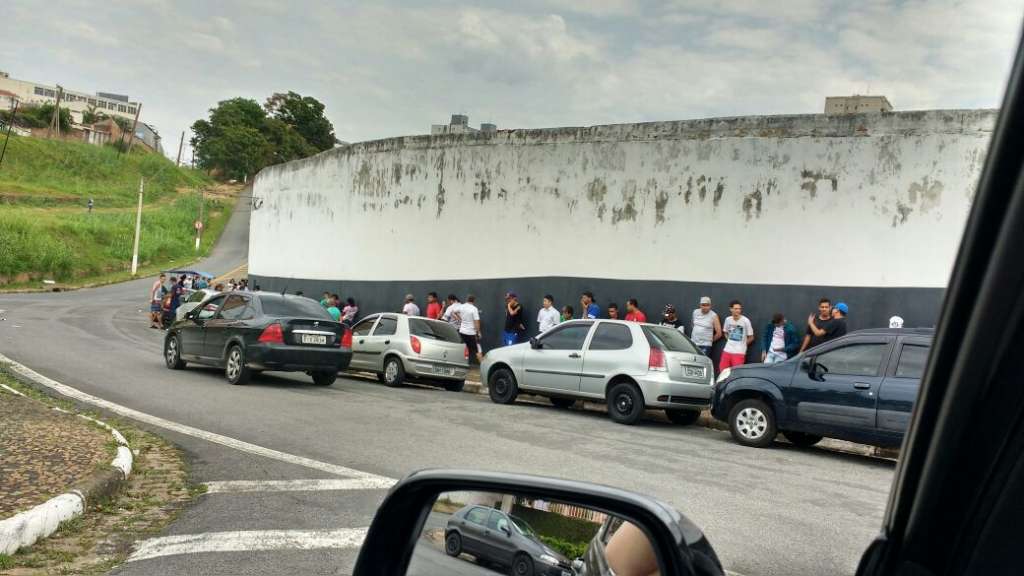Torcida do Santos faz fila para comprar ingressos contra a Ponte Preta