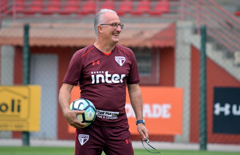 Dorival vê evolução e diz que sente ‘débito’ com Gilberto no São Paulo