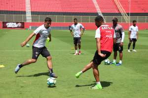 Caíque Sá volta a treinar e pode aparecer no time titular do Vitória