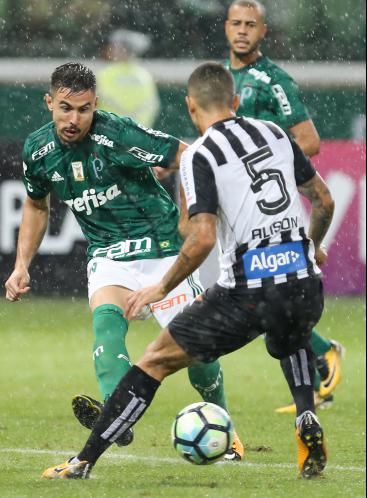 Palmeiras e Santos tentam encostar no líder Corinthians