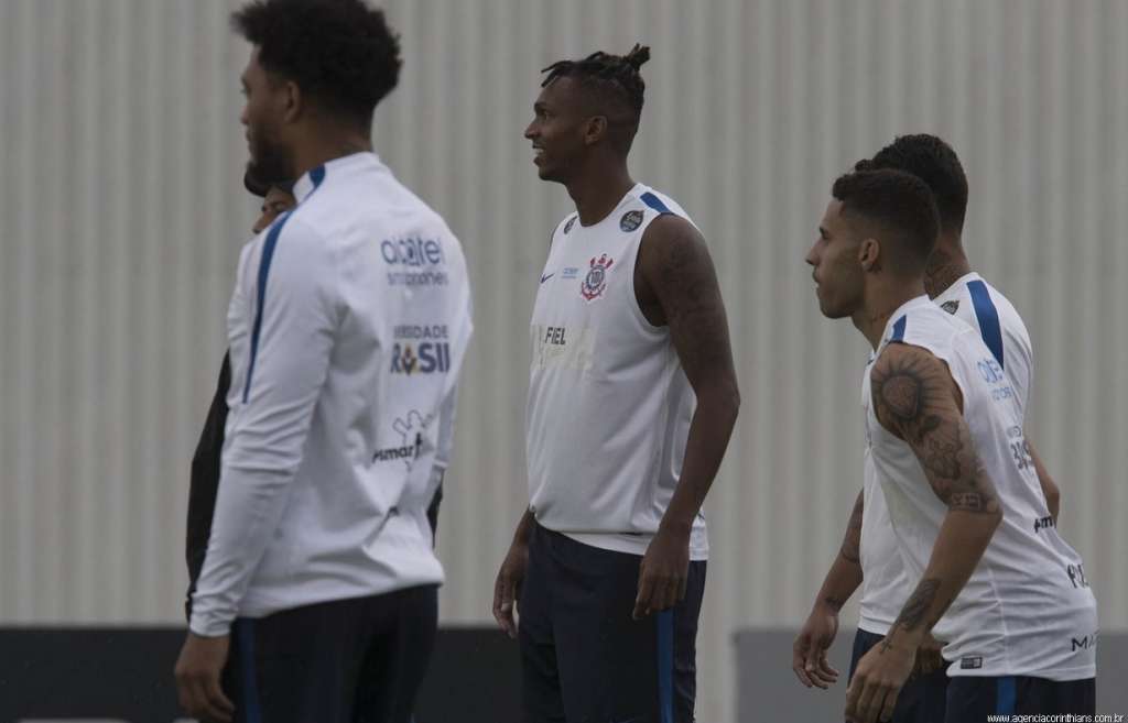 De visual novo, Jô treinou normalmente nesta terça-feira e deve jogar contra o Coritiba