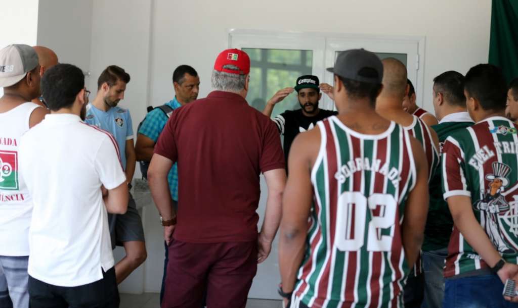 Torcidas organizadas do Fluminense conversaram com jogadores e comissão técnica nesta terça-feira