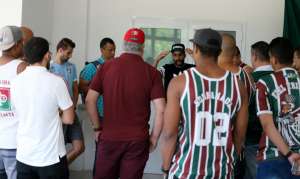 Treino do Fluminense é marcado por reunião entre jogadores e organizadas