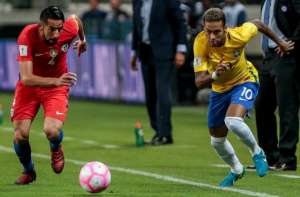 Torcida pisa na bola, mosaico falha e festa é morna antes de jogo entre Brasil e Chile