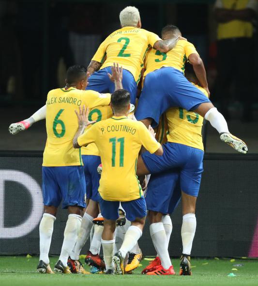 Brasileiros não perderam a chance de festejar muito os gols contra o Chile