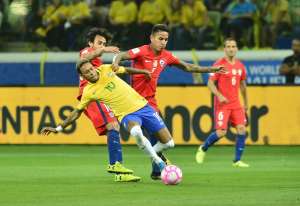 Neymar celebra missão cumprida pela seleção e reclama da arbitragem por cartão
