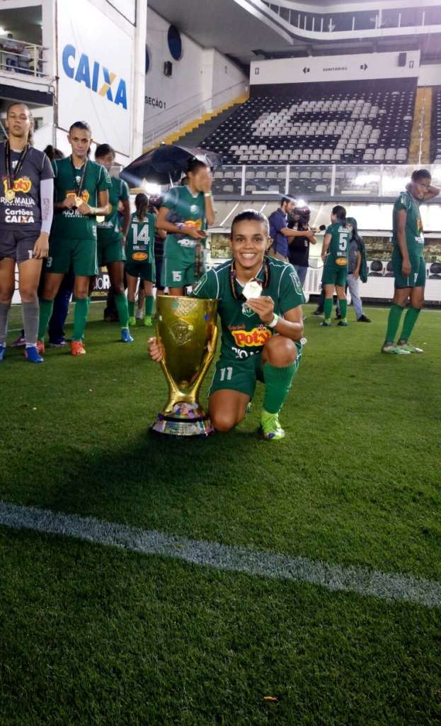 Gabizinha exibe com muito orgulho o troféu e a medalha conquistada pelo Rio Preto (Foto: Divulgação/ ME Assessoria de Imprensa) 