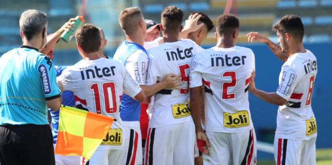 Sãopaulinos comemoram bastante o gol no Morumbi, mas continuam ameaçados. Foto: Afonso pastore.