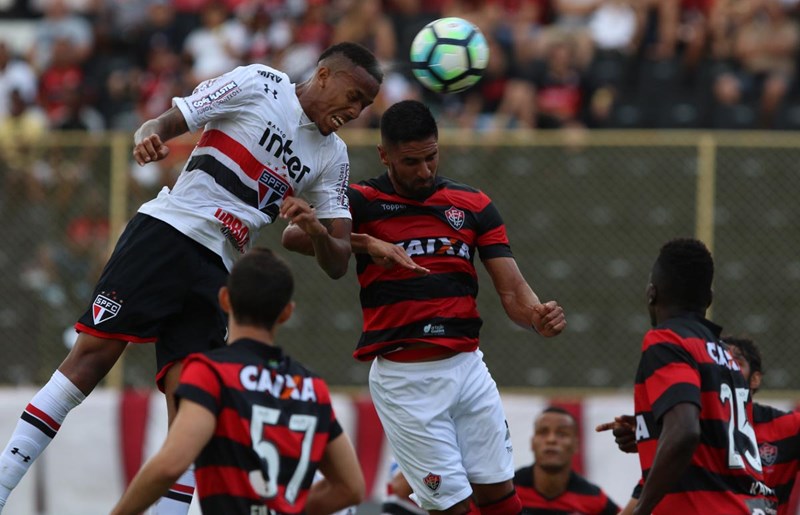 Em confronto direto contra o rebaixamento, Vitória tenta se impor em casa