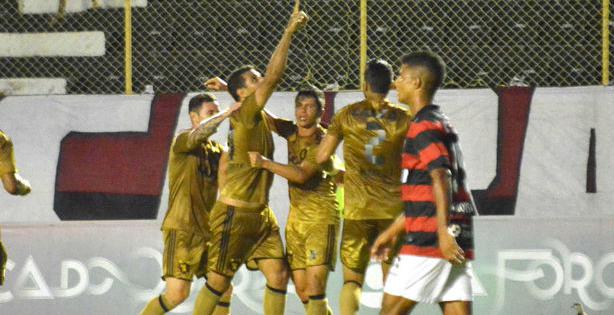 Diego Souza fez gol de falta e deu o passe para gol de Lenis no segundo tempo.