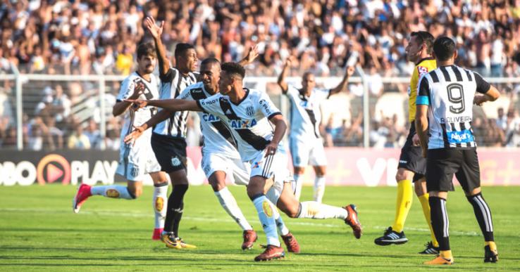 Naldo jogou mais adiantado e marcou gol da Ponte Preta aos quatro minutos. Foto: Paulo Leoni