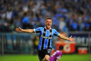 Ramiro treina com bola, é relacionado e reforça o Grêmio contra o Coritiba