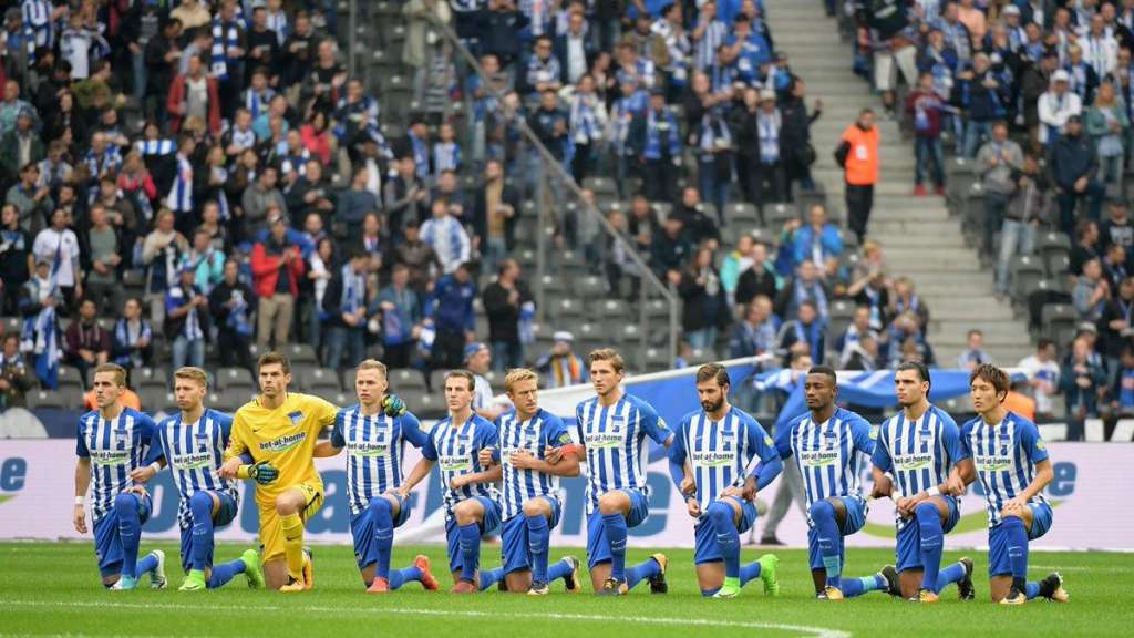 Eles aderiram a um movimentado iniciado na NFL, principal liga de futebol americano dos Estados Unidos, e protestaram contra o racismo