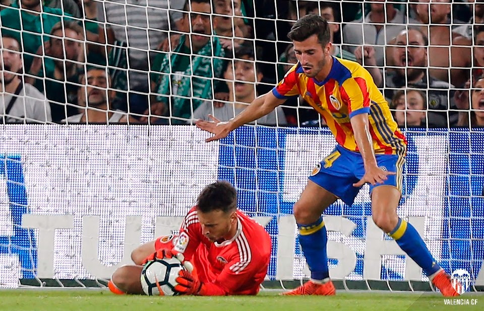 Espanhol: Neto comemora primeiro pênalti defendido pelo Valencia e campanha invicta