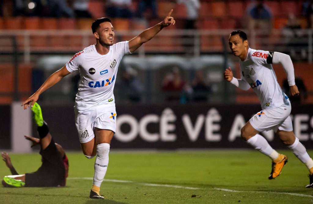 Jean Mota marcou, de cabeça, o primeiro gol do Santos no jogo da última segunda-feira