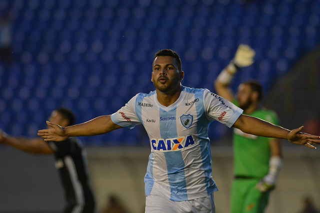 Carlos Henrique marcou o gol da vitória do Londrina