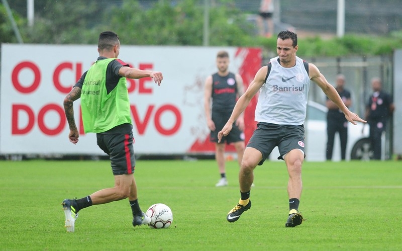 Dourado e Damião trabalham com bola e podem reforçar o Inter no sábado