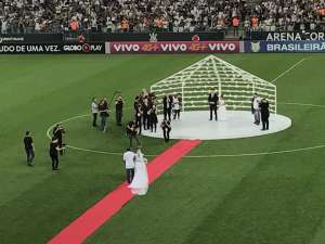 Casamento no gramado do Itaquerão agita intervalo do jogo Corinthians x Grêmio
