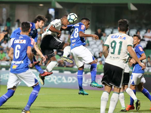 Mano admite erros do Cruzeiro contra Coritiba, mas mira recuperação em clássico