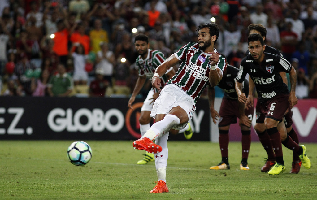 Perfeito nos pênaltis pelo Fluminense, Dourado garante: ‘Fico nervoso em todos’