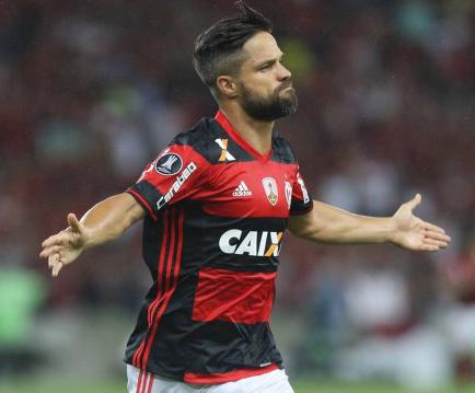 Diego melhorou no 2.º tempo e fez dois gols