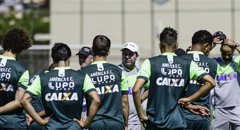 Enderson Moreira definiu o time do América nesta sexta. (Foto: Mourão Panda / América)