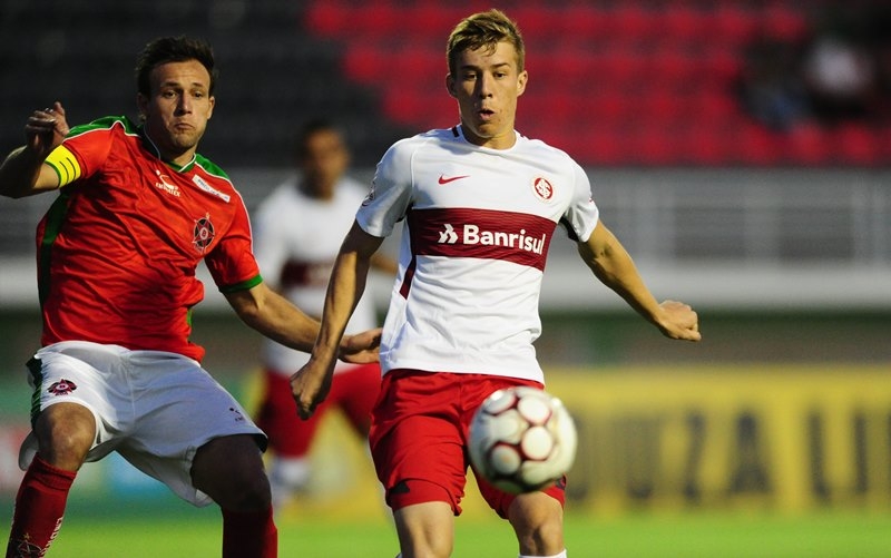 Em treino, Guto Ferreira indica quatro retornos ao time titular do Inter