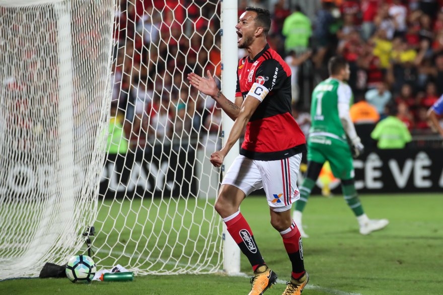Zagueiro do Flamengo, Réver é sonho de consumo do Corinthians para 2018