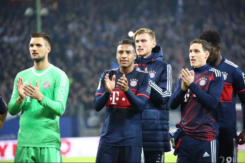 Jogadores do Bayern celebram terceira vitória sob comando de Jupp Heynckes