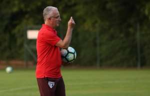 Dorival comanda treino tático no São Paulo e relaciona 24 jogadores
