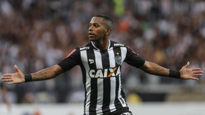 Robinho fez dois gols parecidos e ainda participou de outros lances importantes no clássico