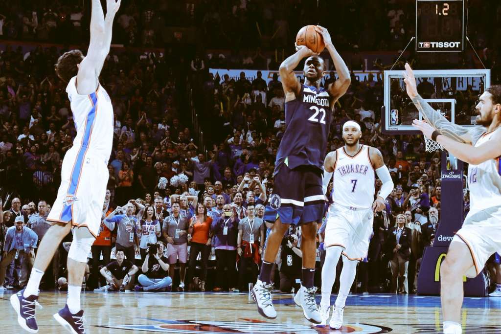 Timberwolves vence Thunder com cesta no fim de Wiggins