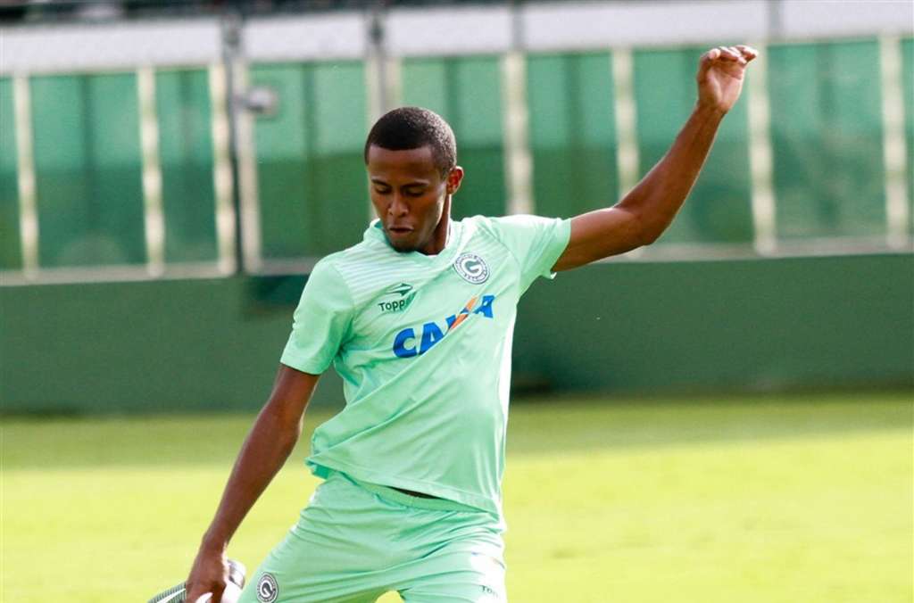 São Paulo e Palmeiras disputam atacante Carlos Eduardo do Goiás