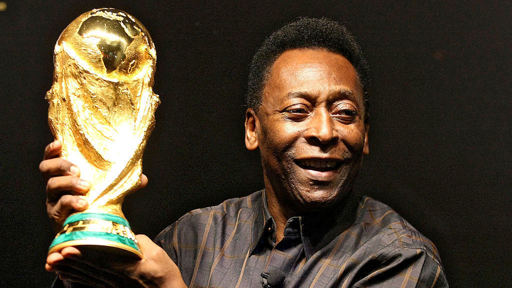 Aniversariante, Pelé é homenageado durante cerimônia da Fifa em Londres