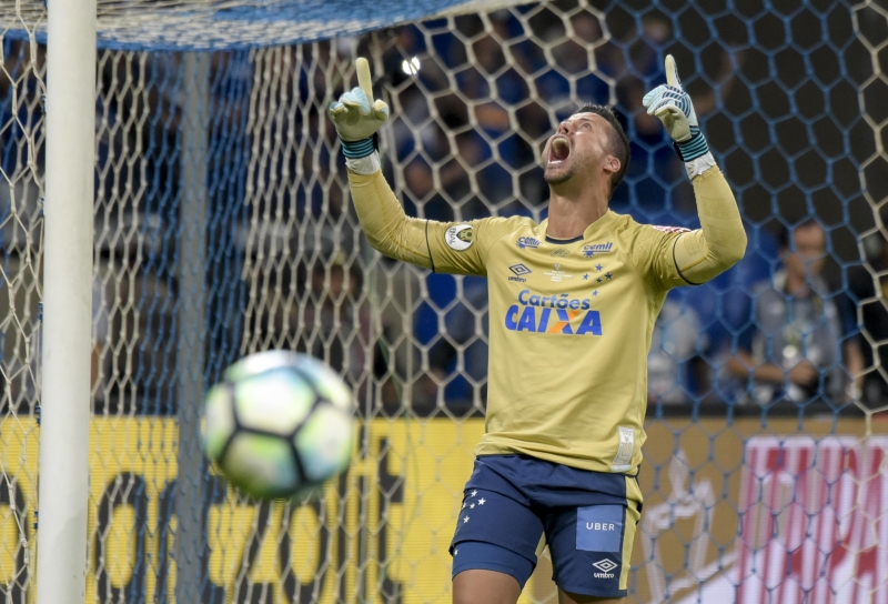 Cruzeiro anuncia renovação de contrato do goleiro Fábio até o fim de 2019