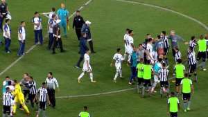 Clayson, do Corinthians, leva tapa, reage e acaba acusado de agressão no Engenhão