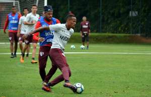 São Paulo faz primeiro treino com titulares em preparação para clássico
