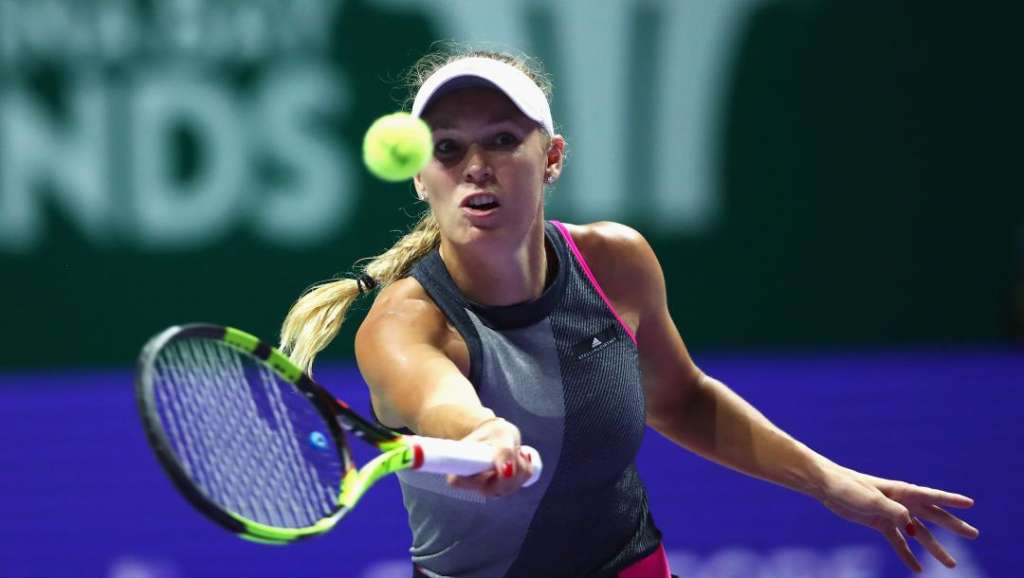 Wozniacki arrasa líder do ranking e se garante nas semi do Masters da WTA