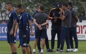 Organizada do Corinthians vai ao CT e faz reunião com atletas e diretoria