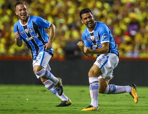 Edilson marcou um golaço de falta e comemorou muito