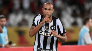 Após atrito com empresário, Corinthians desiste de Júnior Dutra e mira Roger