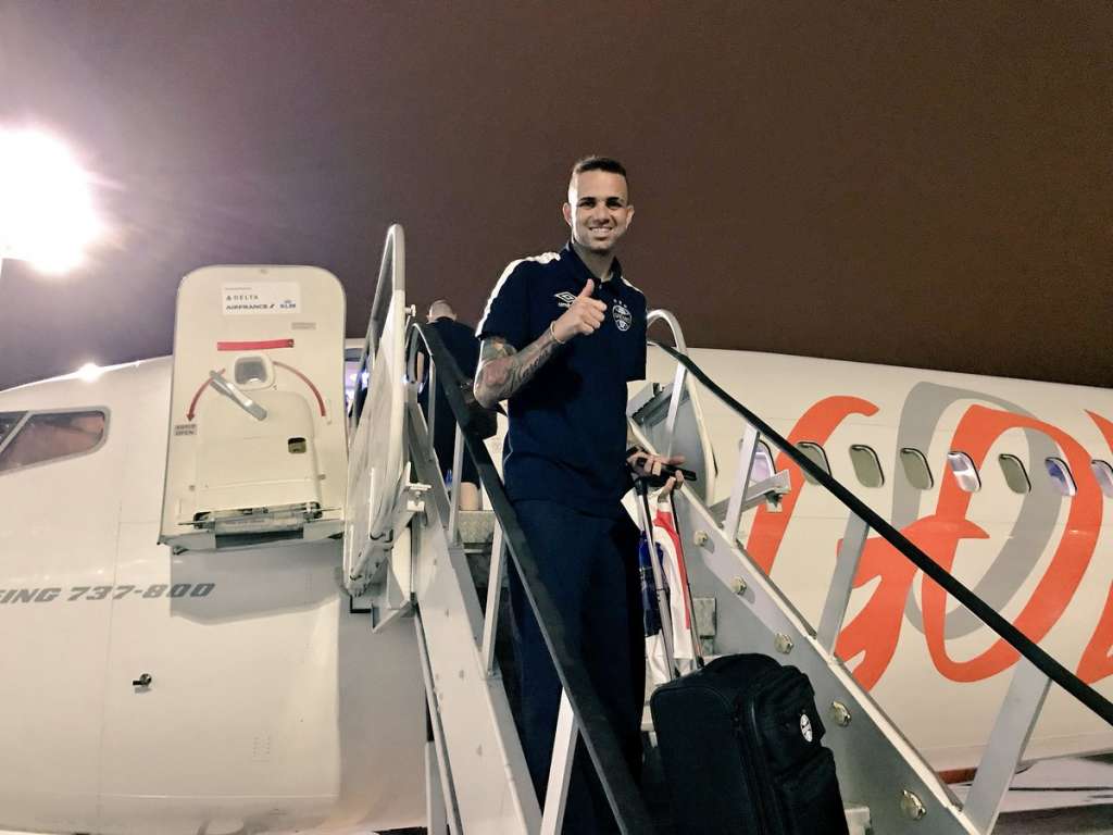 Torcida lota aeroporto e faz festa em chegada dos jogadores do Grêmio