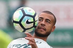 Mayke revela os ensinamentos de Alberto Valentim para a lateral do Palmeiras