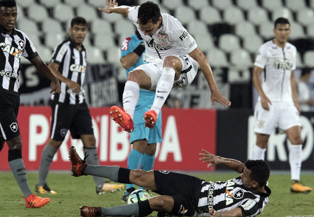 Carille admite momento ruim do Corinthians, mas ressalta vantagem excelente