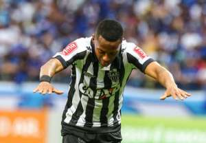 Homenageado, Robinho diz que pode reduzir salário para ficar no Atlético-MG