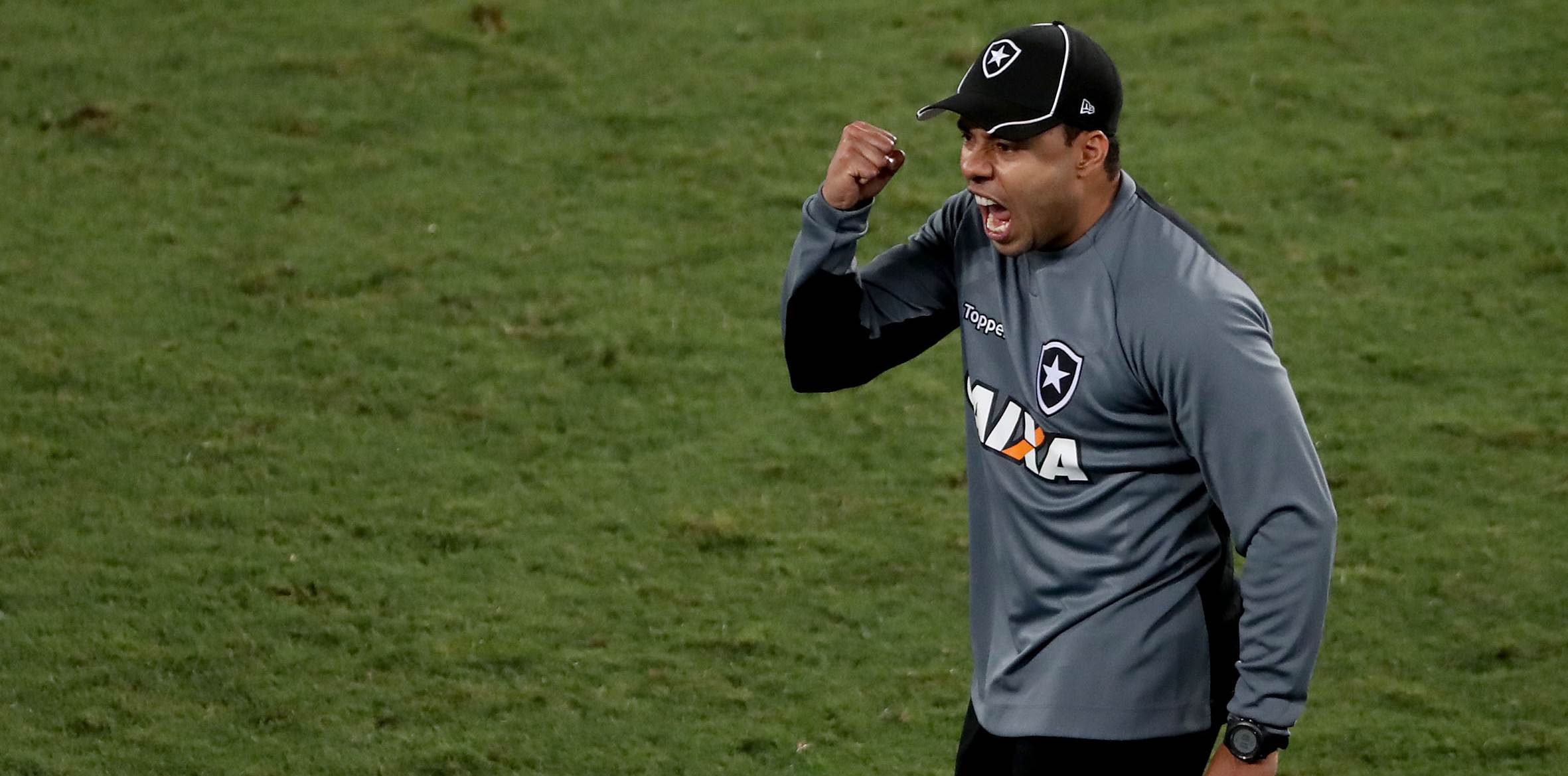 Jair Ventura celebra especulações, mas garante que está focado no Botafogo